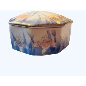 Vintage Japanese Kozan Gama Porcelain Lidded Dish/Box Floral And Gold Detailing